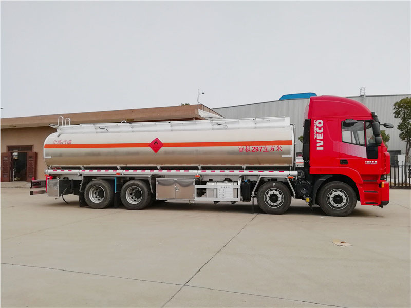 上汽紅巖29.7方前四后八鋁合金運油車，20噸運油車
