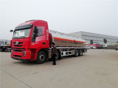 上汽紅巖29.7方前四后八鋁合金運(yùn)油車，20噸運(yùn)油車